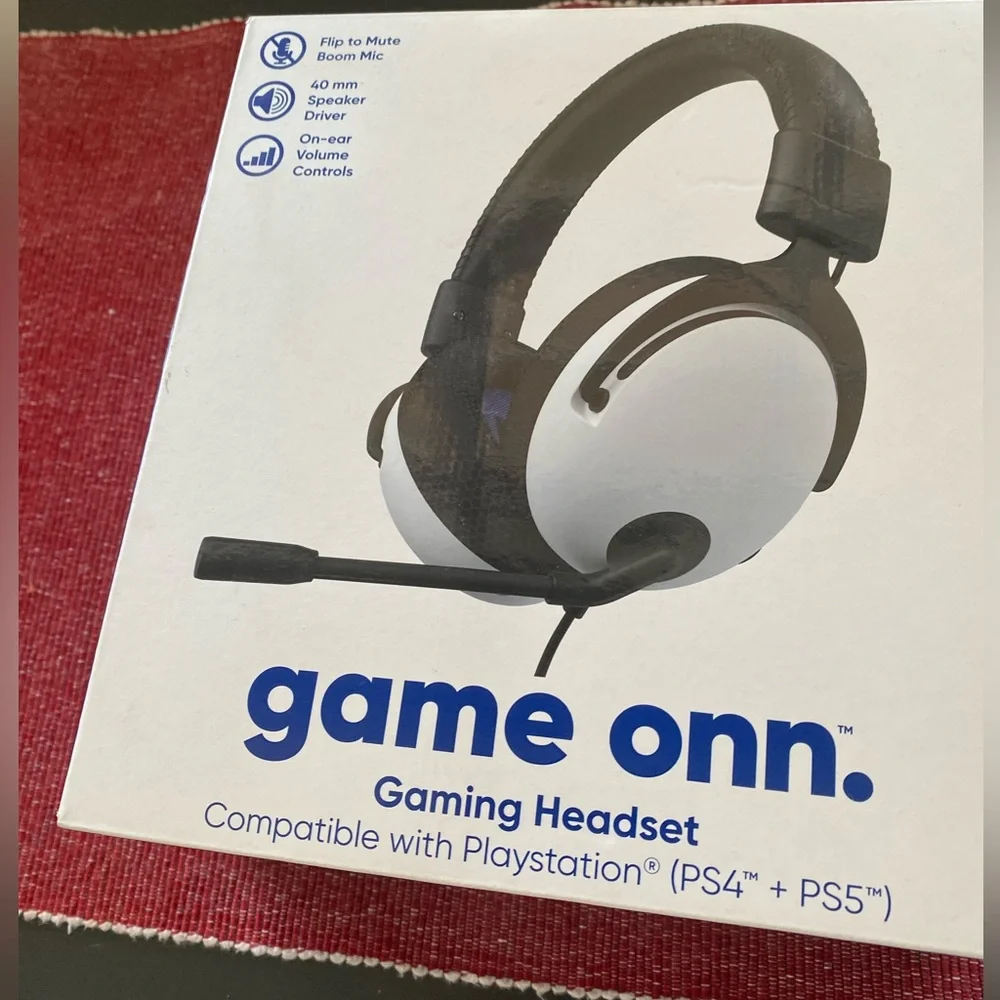 PlayStation Onn Gaming Headset - Black and White Compatible with PS4 +PS5 Néw